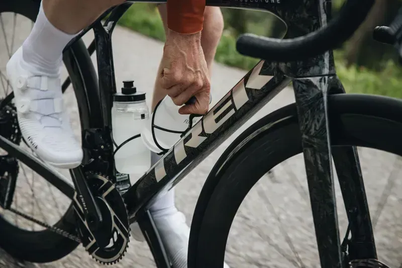 Elite Leggero Carbon Bottle Cage in Black/Red-6