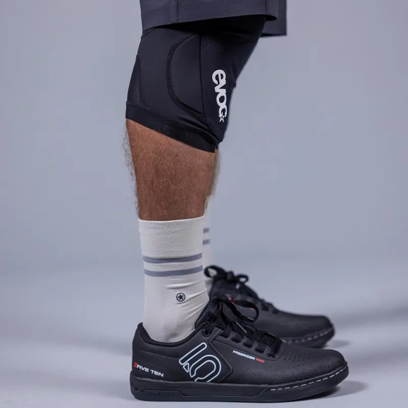 EVOC Knee Pads LS Flex Lite in Black-4