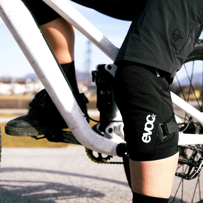 Evoc Knee Pads LS Flex Enduro in Black-10