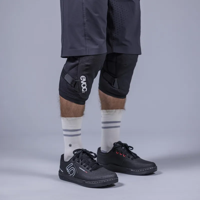 Evoc Knee Pads LS Flex Enduro in Black-5