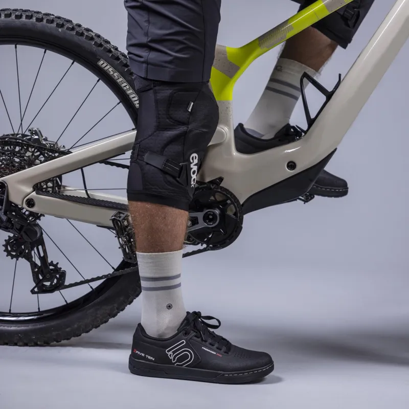 Evoc Knee Pads LS Flex Enduro in Black-7