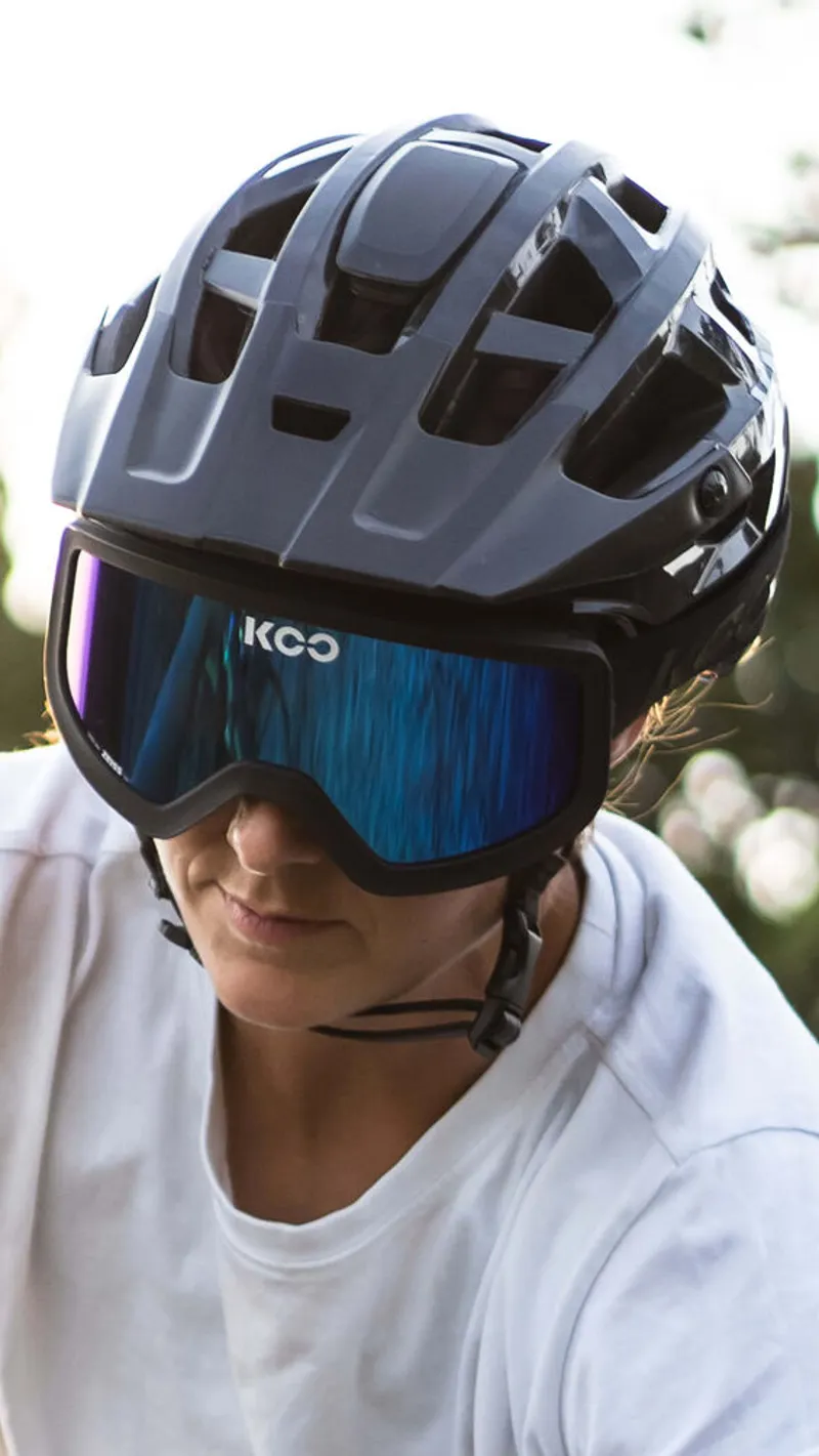 Koo Edge Goggles in Black/Blue Mirror-3