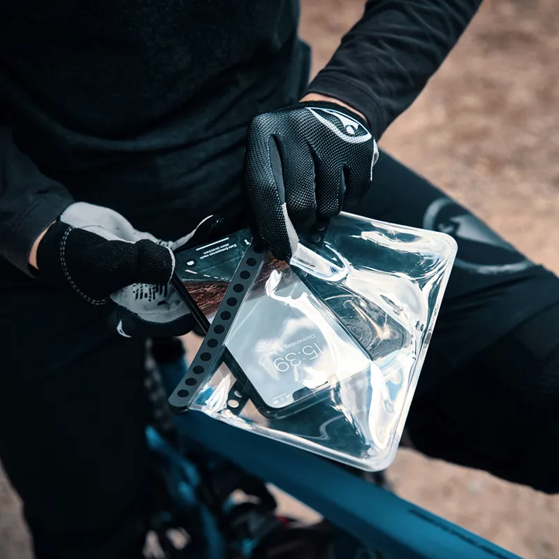 Fidlock VACUUM Uni Magnetic Smartphone Case Universal for up to 6.9 inch Screen in Black-3