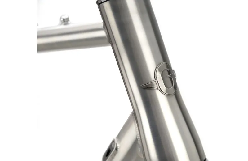 Genesis Frame  Croix De Fer Titanium 2026 in Luther Van Gloss-3