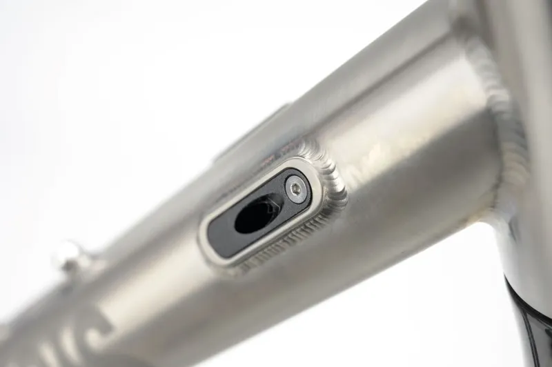 Genesis Frame  Croix De Fer Titanium 2026 in Luther Van Gloss-6