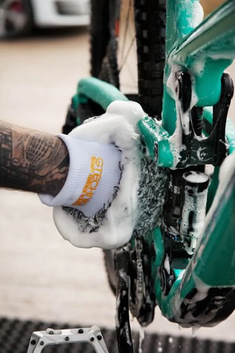 Gtechniq Bike Microfibre Wash Mitt in Black-2