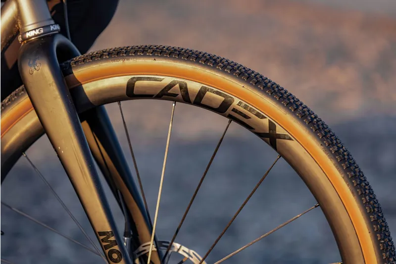 CADEX GX 700x40c Tubeless Tyre in Black/Tan-2