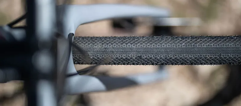 Hutchinson Overide Gravel Tyre 700x40mm in Black-3