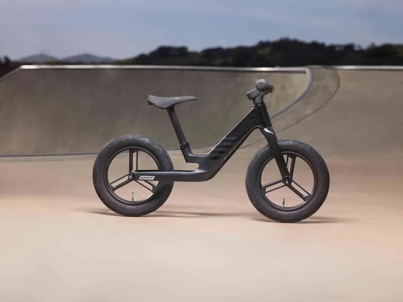 Giant Pre Rcarbon 12 Inch Kids Bike 2026 in Carbon Black-11