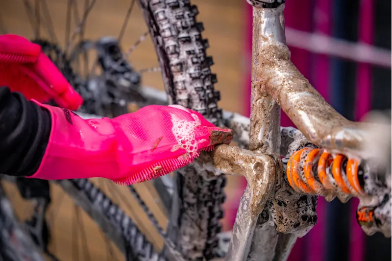 Muc-Off Deep Scrubber Gloves in Pink-2