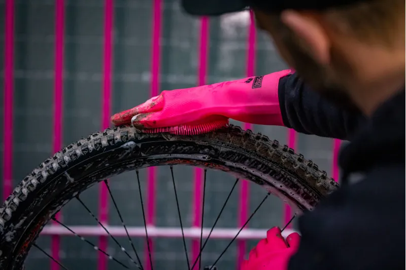 Muc-Off Deep Scrubber Gloves in Pink-3