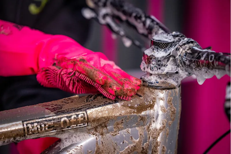 Muc-Off Deep Scrubber Gloves in Pink-4