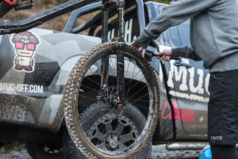 Muc-Off Tyre and Cassette Brush-3