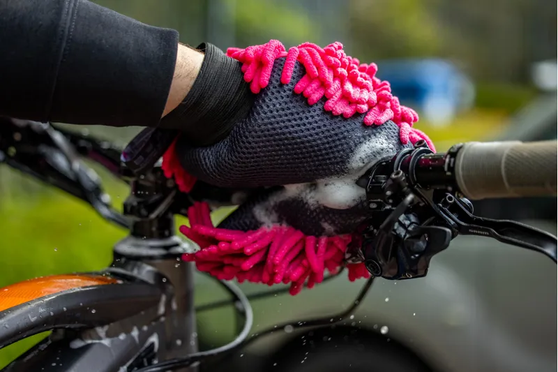 Muc-Off 2in1 Chenille Microfibre Wash Mitt-3