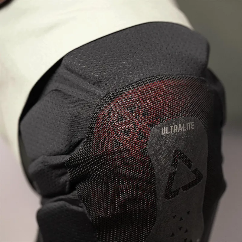 Leatt ReaFlex UltraLite EXT Knee Guard in Black-3