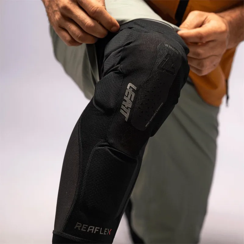 Leatt ReaFlex UltraLite EXT Knee Guard in Black-4