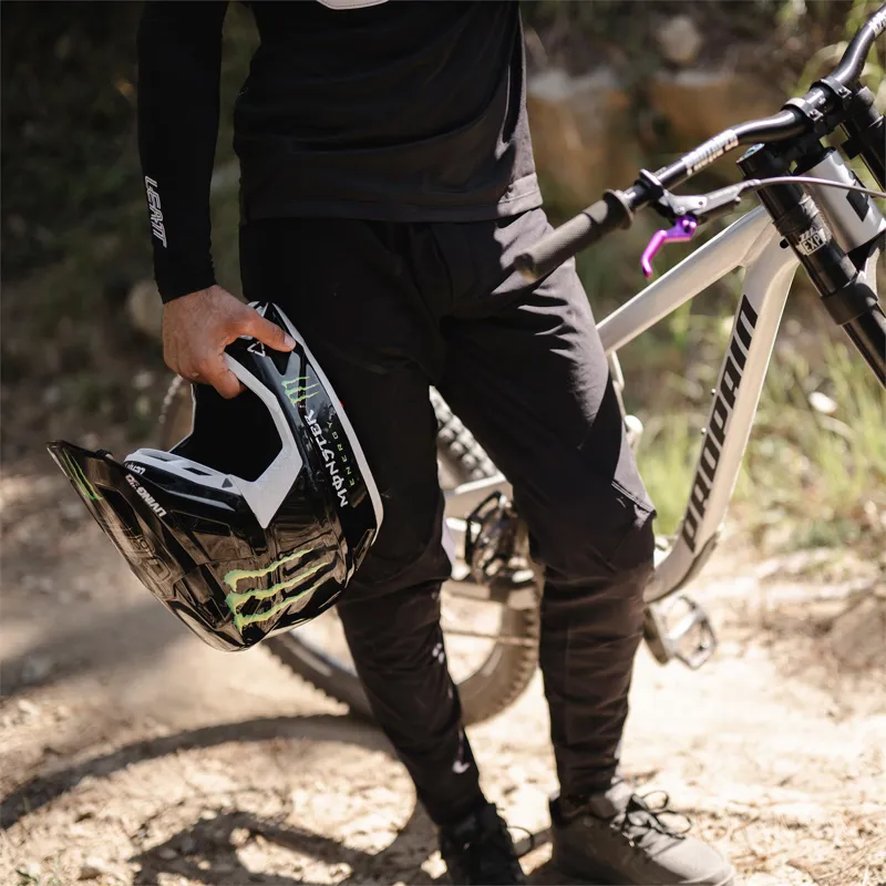 Leatt 1.0 MTB Ride Kit in Ghost Black-11