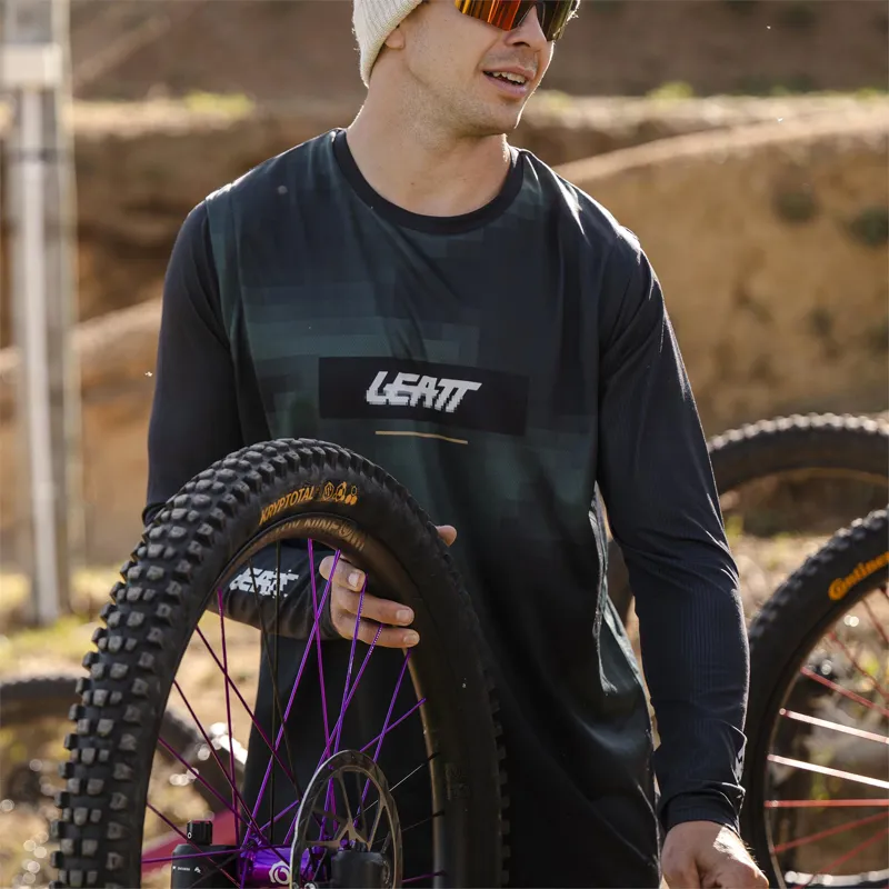 Leatt 1.0 MTB Ride Kit in Szymon Godziek-6