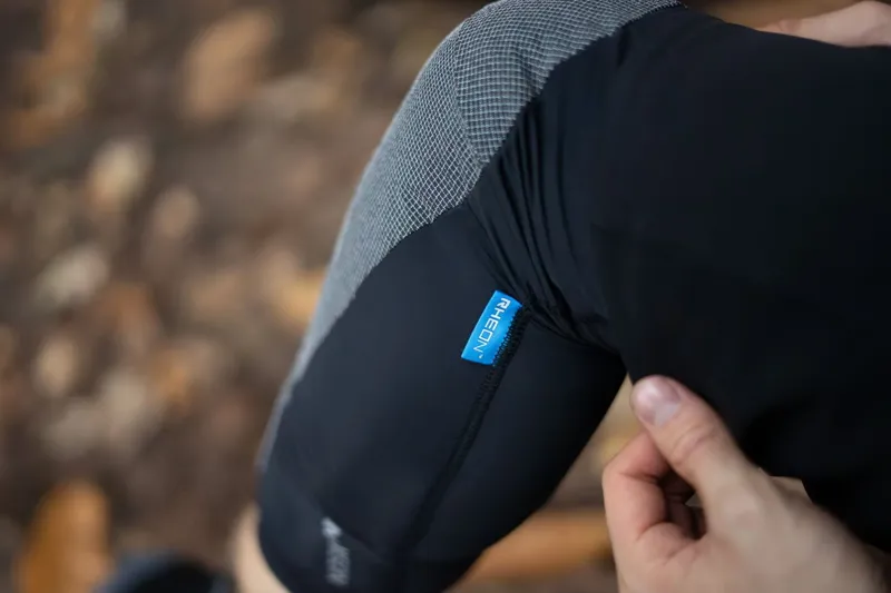 Madison DTE Level 2 RHEON Elbow Pad Set in Black-2