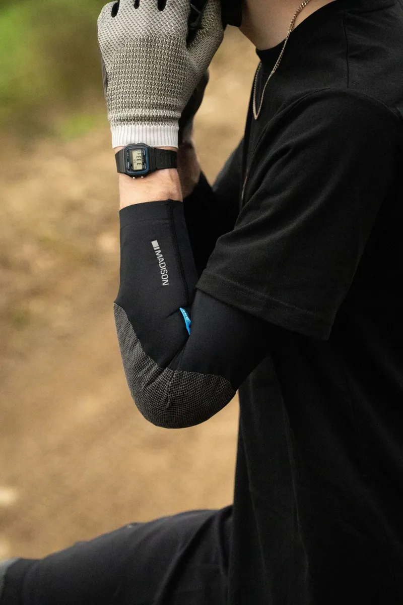 Madison Flux Ultra Light Level 1 Rheon Elbow Pad Set in Black-4