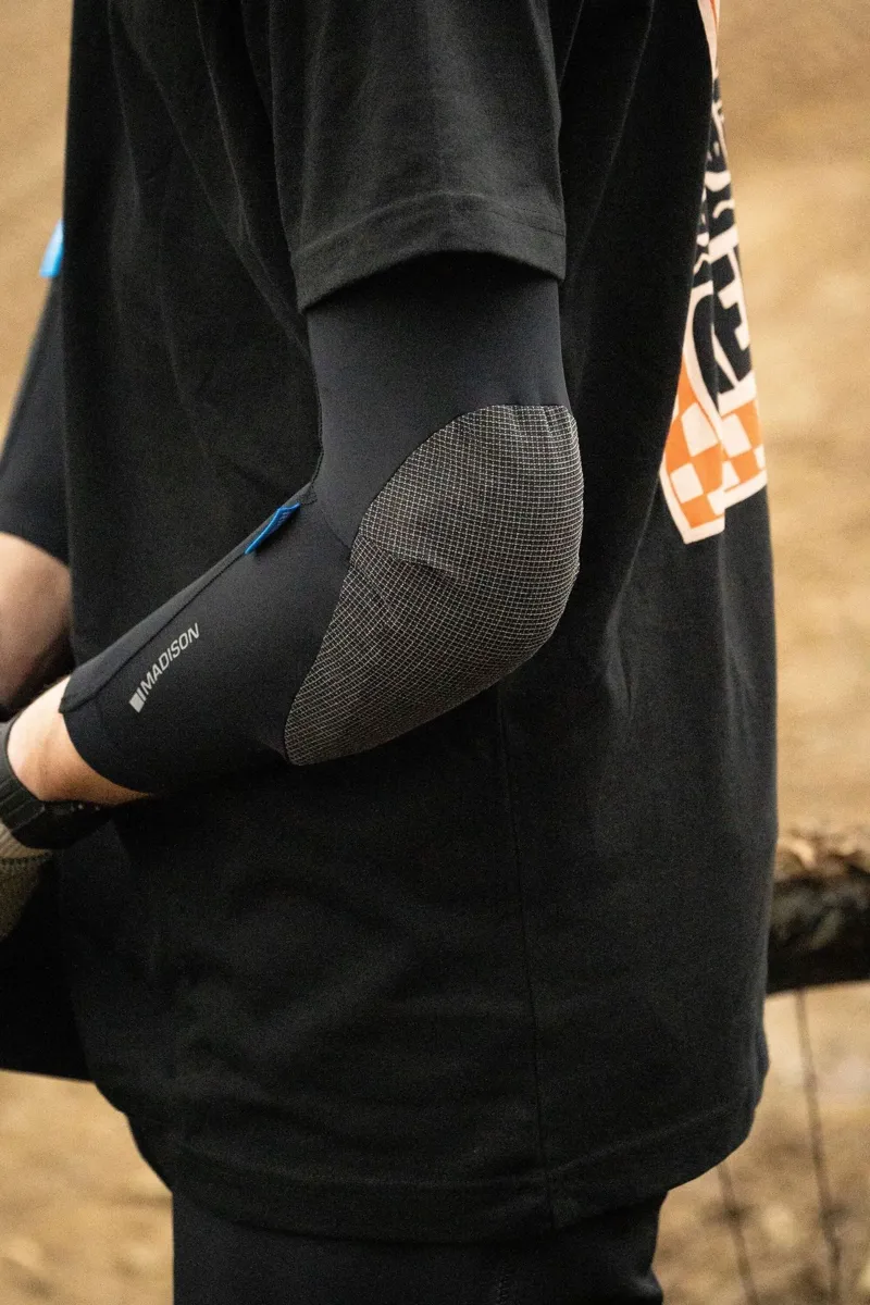 Madison Flux Ultra Light Level 1 Rheon Elbow Pad Set in Black-5