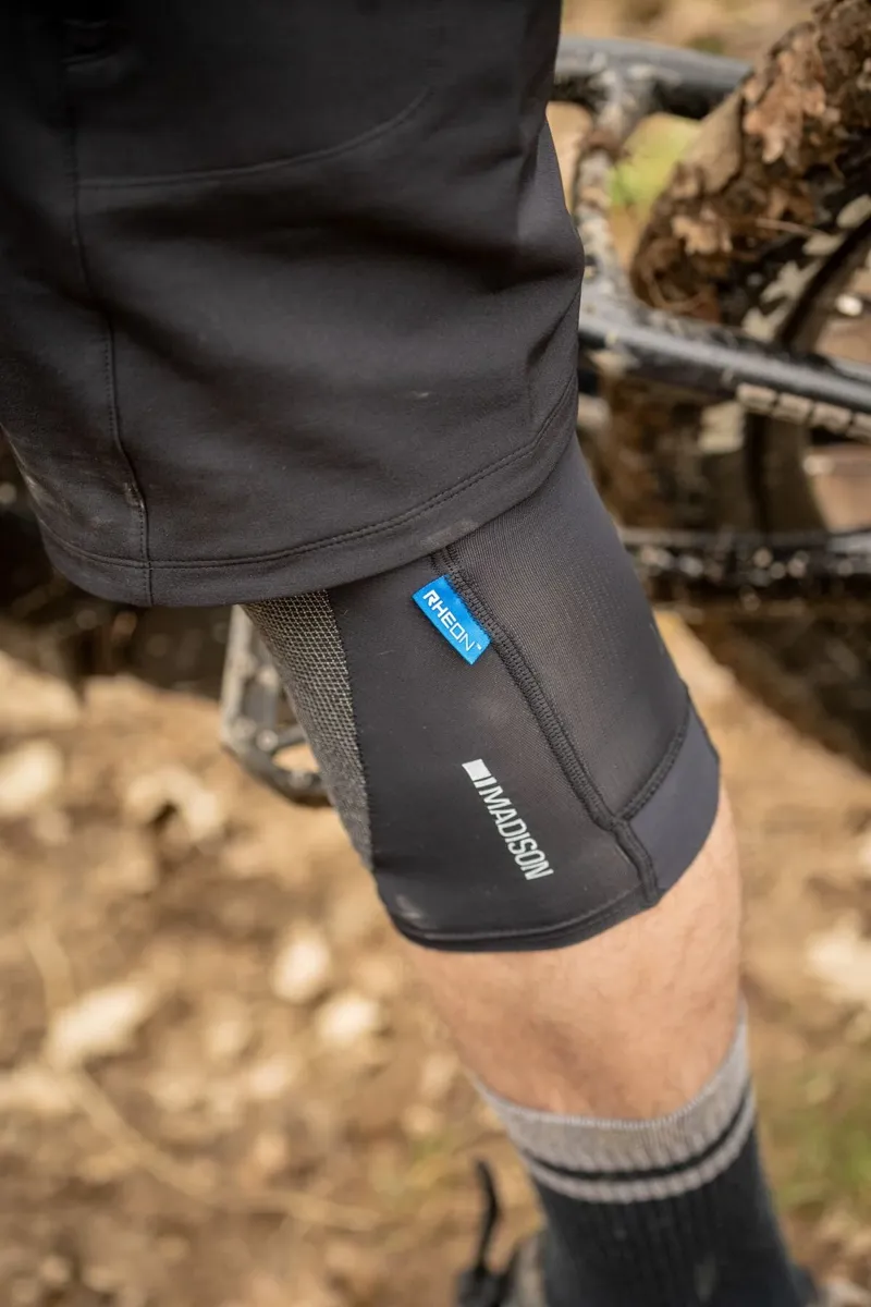 Madison Flux Ultra Light Level 1 RHEON Knee Pad Set in Black-4