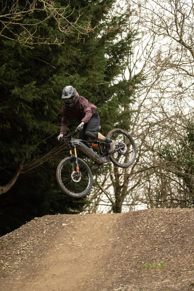 Madison Flux Ultra Light Level 1 RHEON Knee Pad Set in Black-5