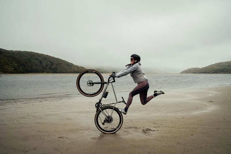 Madison Roam DWR Women's Legging in Mineral Red/Grey-4