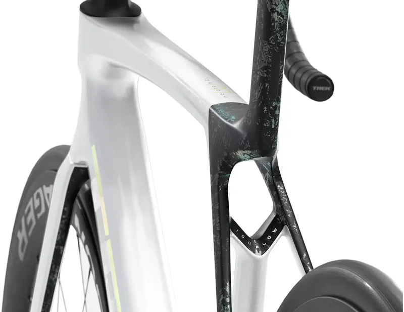 EX DISPLAY Trek Madone SL 7 Gen 8 Di2 Road Bike MediumLarge 2026 in Gloss Crystal White/Matte Deep Smoke-3