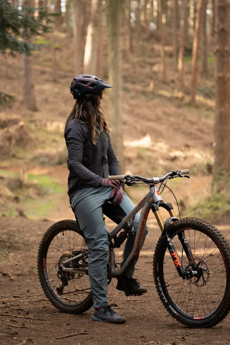 Madison Roam Women's Isoler Thermal Trail Jacket in Black-2