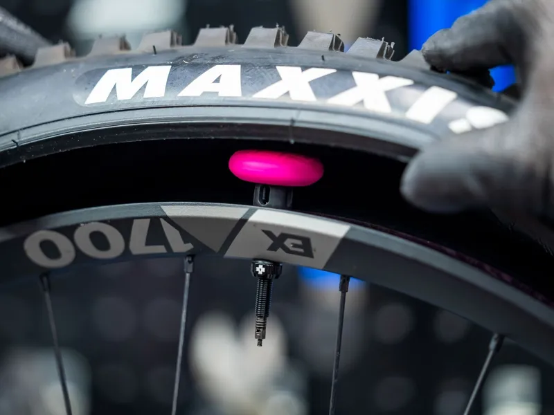 Muc-Off Tubeless Tag Holder Black/Pink-3