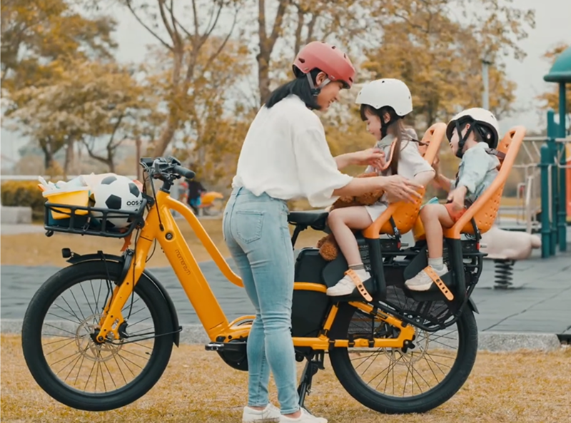 Momentum PakYak E+ Electric Cargo Bike 2025 in Ink Blue-4