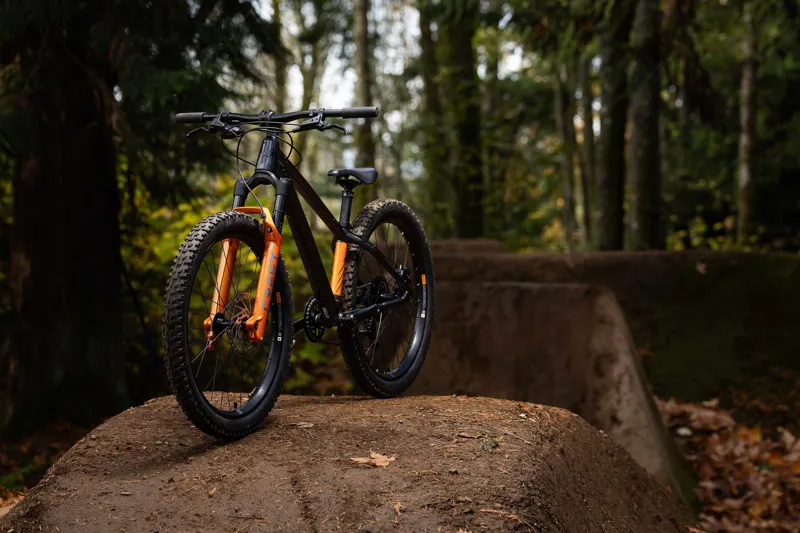 Giant STP 24 Kids Jump Bike 2026 in Black Chrome-7