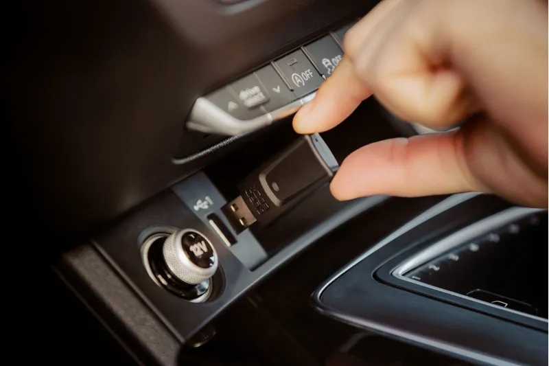 Quad Lock Wireless Carplay / Android Auto Adaptor in Black-1