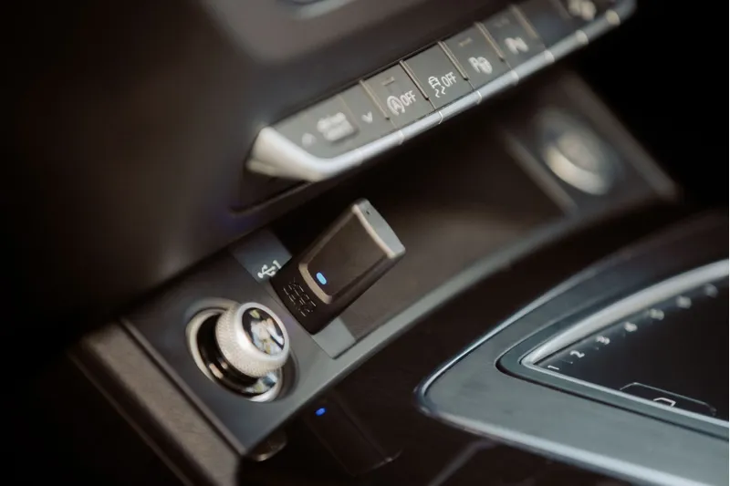 Quad Lock Wireless Carplay / Android Auto Adaptor in Black-2