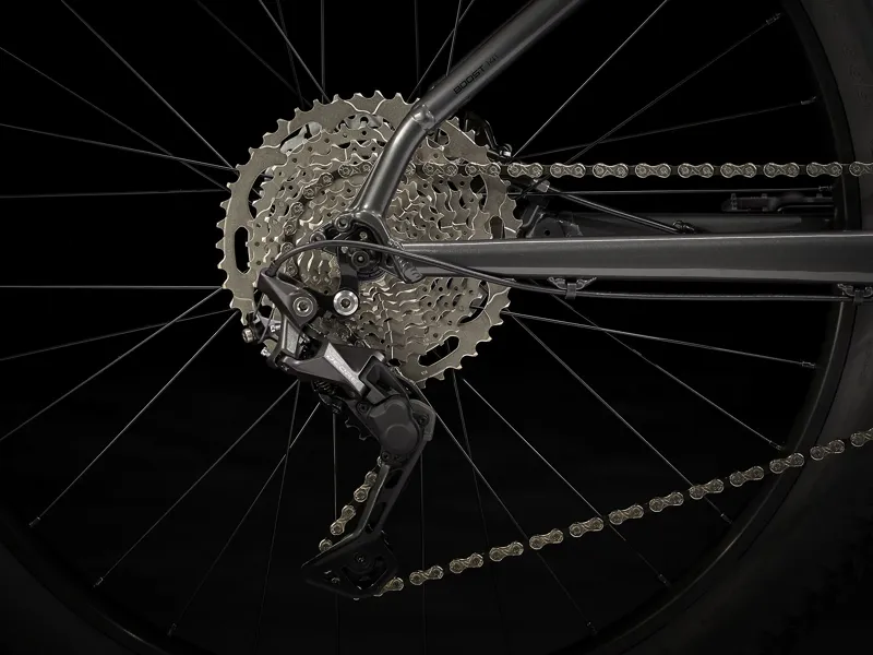 Trek Roscoe 6 Hardtail Mountain Bike 2024 in Lithium Grey-2