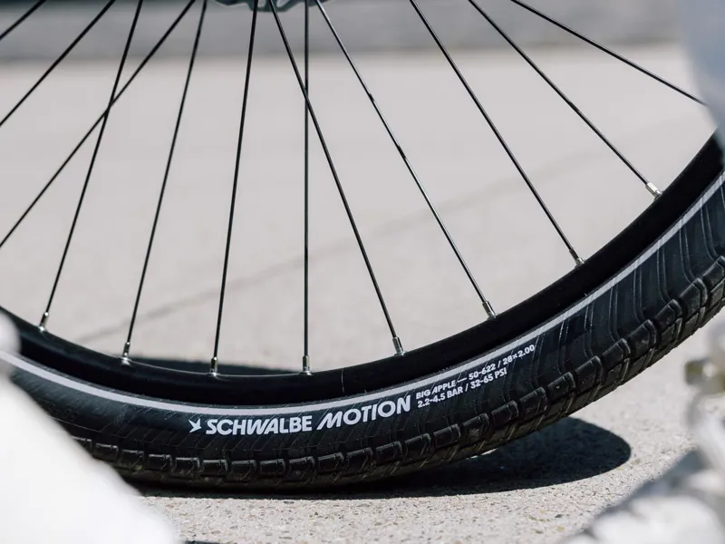Schwalbe Motion Big Apple RaceGuard 28 Inch Bicycle Tyre in Black/Reflective-3