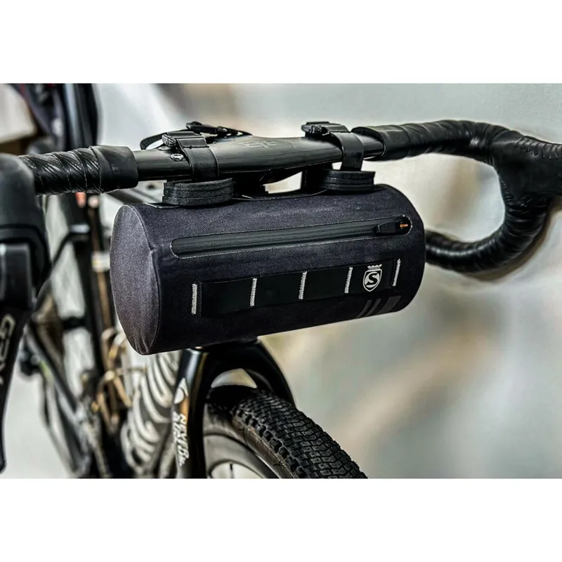 Silca - Grinta Handlebar Bag in black. 2L-3