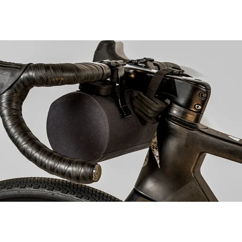 Silca - Grinta Handlebar Bag in black. 2L-4