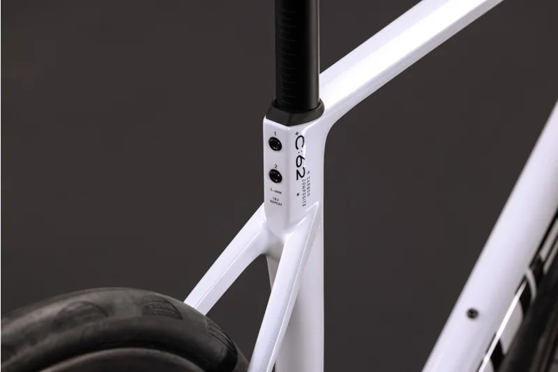 Cube Attain C:62 SLX Carbon Road bike 2027 in Metallicwhite/Black-8
