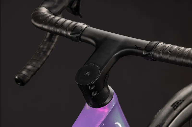 Cube Attain C:62 SLT Carbon Road bike 2027 in Cosmicpurple/Black-11