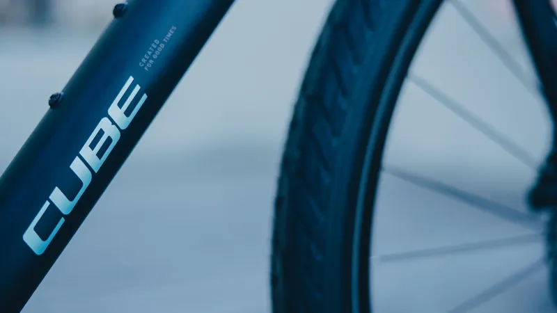 Cube Editor Pro Hybrid bike 2027 in Night/Chrome-11