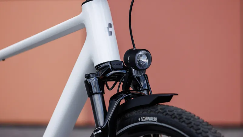 Cube Kathmandu Pro Hybrid Bike 2027 in Metallicwhite/Chrome-11