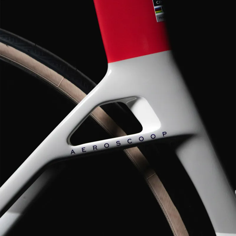 Cinelli Aeroscoop Ultegra Di2 Road Bike 2026 in Coral White-5