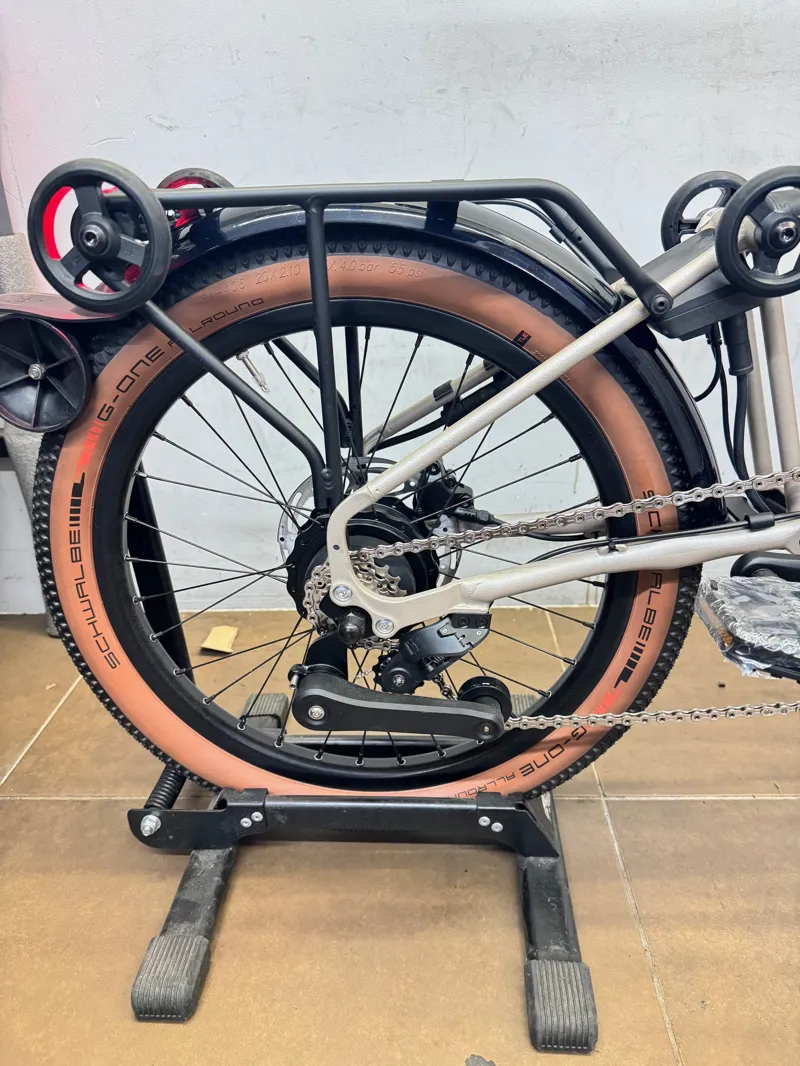 EX DISPLAY Brompton Electric G Line with Roller Frame 4 Speed Folding Bike Medium 2025 in Traildust White-8