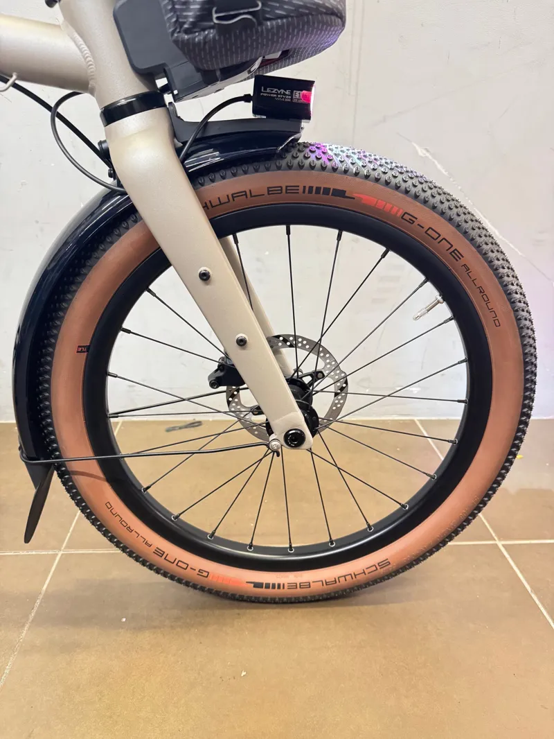 EX DISPLAY Brompton Electric G Line with Roller Frame 4 Speed Folding Bike Medium 2025 in Traildust White-7