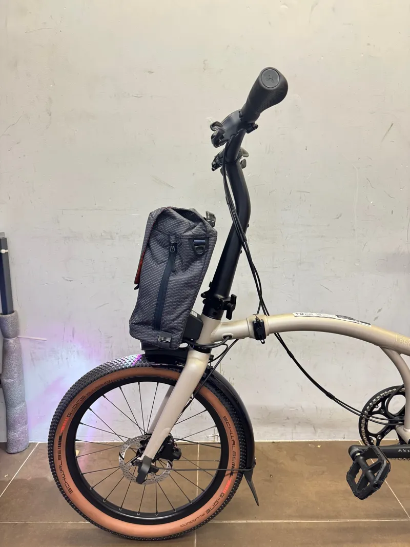EX DISPLAY Brompton Electric G Line with Roller Frame 4 Speed Folding Bike Medium 2025 in Traildust White-5