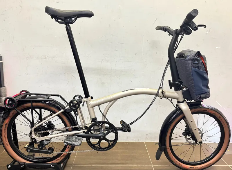 EX DISPLAY Brompton Electric G Line with Roller Frame 4 Speed Folding Bike Medium 2025 in Traildust White