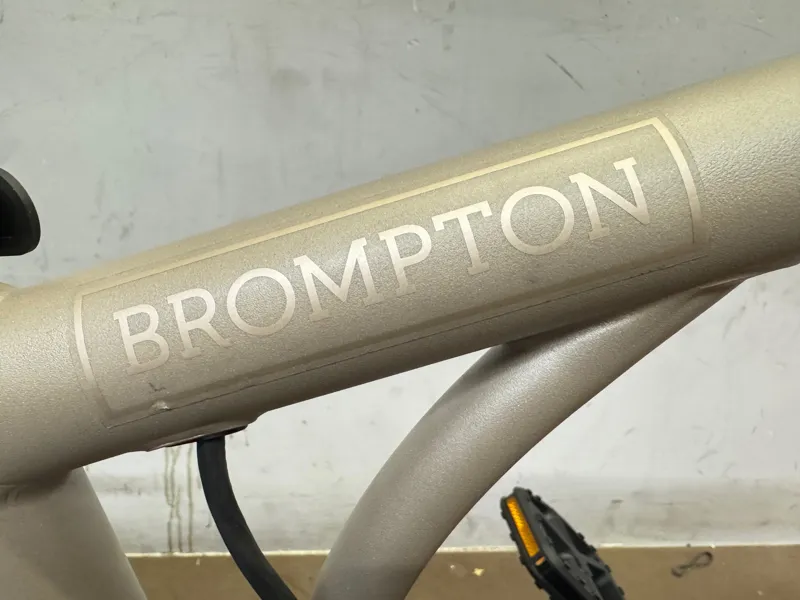 EX DISPLAY Brompton Electric G Line with Roller Frame 4 Speed Folding Bike Medium 2025 in Traildust White-9