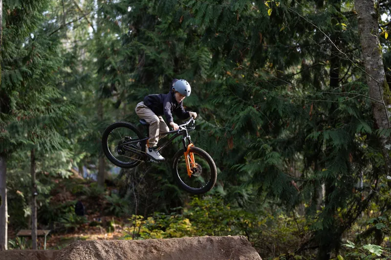 Giant STP 24 Kids Jump Bike 2026 in Black Chrome-9